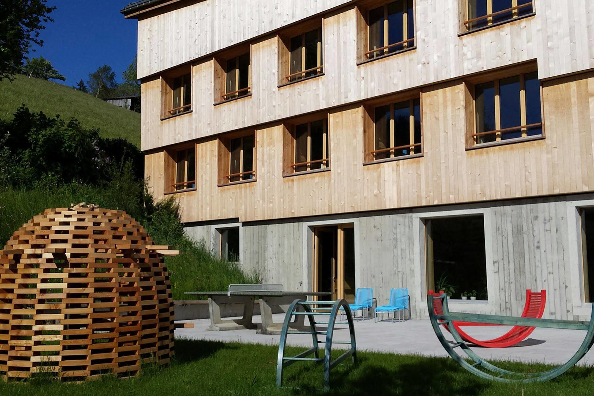 Saanen Gstaad Youth Hostel Exteriör bild